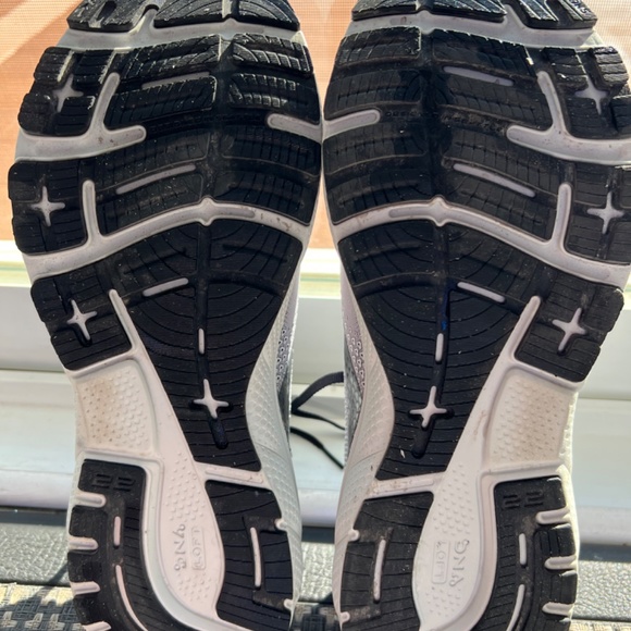 Brooks Adrenaline GTS 22 - Picture 2 of 3